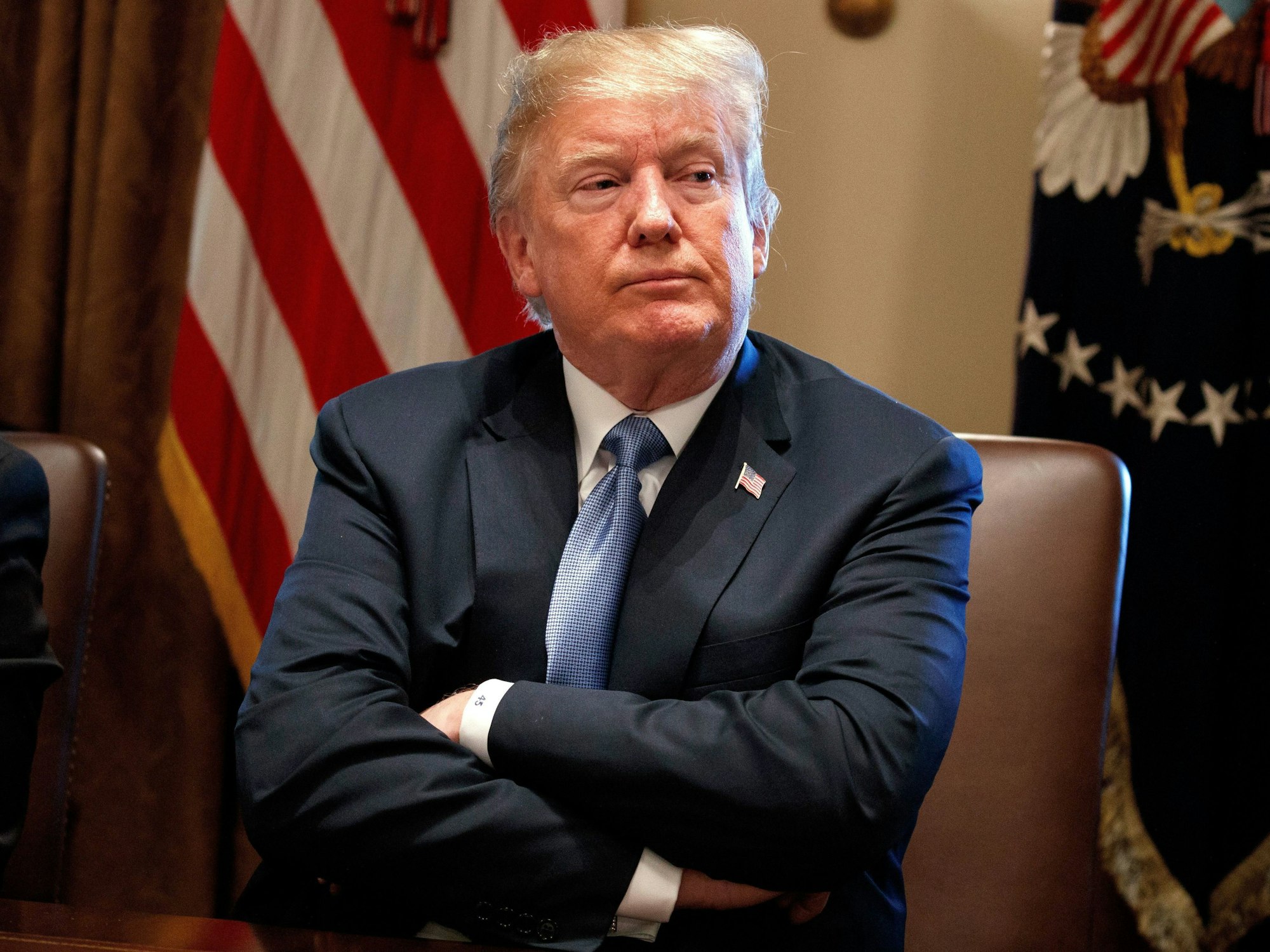 Donald Trump, damaliger Präsident der USA, verfolgt mit verschränkten Armen am 21.06.2018 eine Kabinettssitzung im Weißen Haus.