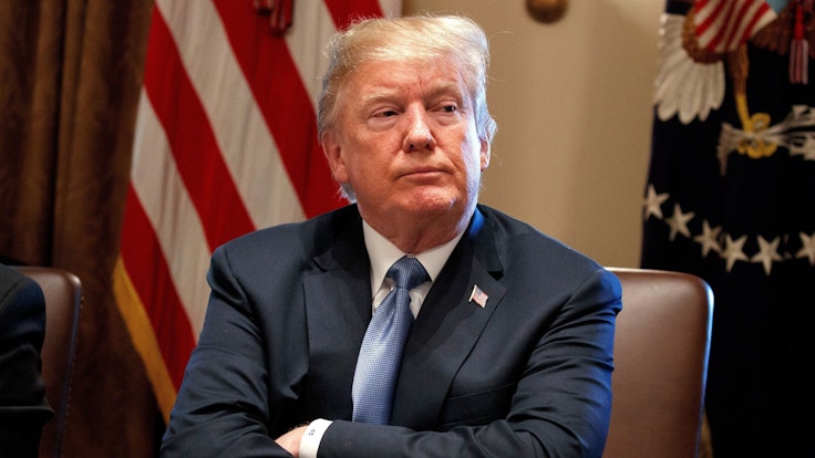 Donald Trump, damaliger Präsident der USA, verfolgt mit verschränkten Armen am 21.06.2018 eine Kabinettssitzung im Weißen Haus.