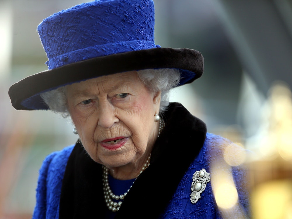 Die britische Königin Elizabeth II. vor der Überreichung der Trophäe nach den Qipco British Champions Fillies & Mares Stakes während des Qipco British Champions Day auf der Rennbahn von Ascot.
