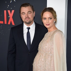 Die US-Schauspieler Leonardo DiCaprio (l) und Jennifer Lawrence besuchen am 5. Dezember 2021 die Weltpremiere von „Don't Look Up“ im Jazz at Lincoln Center.