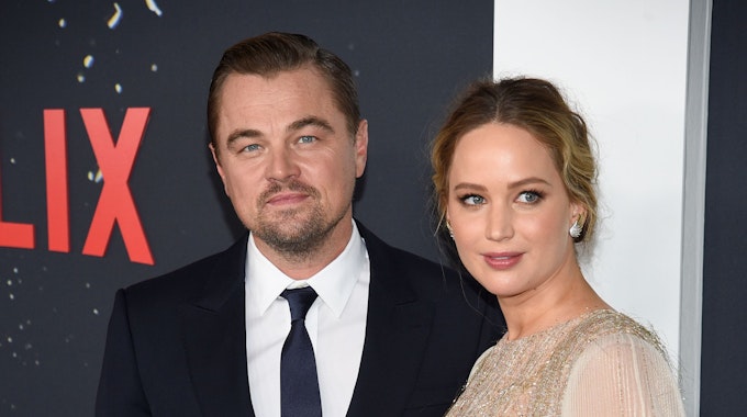 Die US-Schauspieler Leonardo DiCaprio (l) und Jennifer Lawrence besuchen am 5. Dezember 2021 die Weltpremiere von „Don't Look Up“ im Jazz at Lincoln Center.