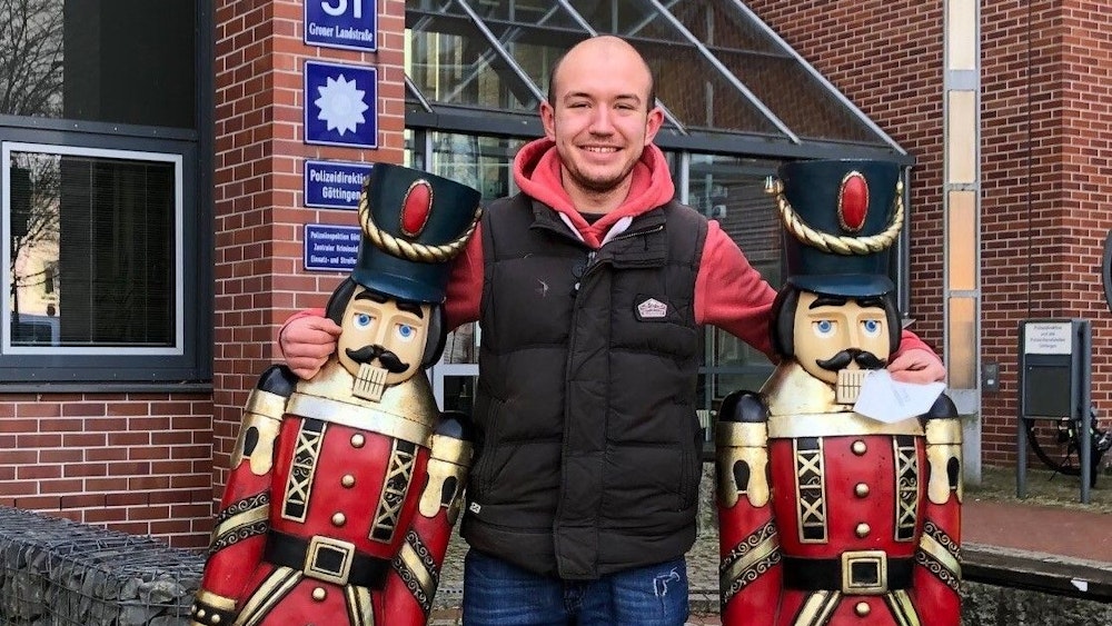 Imbissbudenbesitzer Justin Asmuß steht vor der Polizeidirektion in Göttingen mit seinen zwei Nussknacker-Holzfiguren. Die Nussknacker wurden vor knapp vier Wochen von seinem Stand auf dem Göttinger Weihnachtsmarkt geklaut. Nun sind sie wieder aufgetaucht.