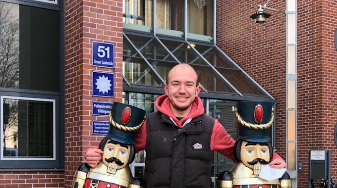 Imbissbudenbesitzer Justin Asmuß steht vor der Polizeidirektion in Göttingen mit seinen zwei Nussknacker-Holzfiguren. Die Nussknacker wurden vor knapp vier Wochen von seinem Stand auf dem Göttinger Weihnachtsmarkt geklaut. Nun sind sie wieder aufgetaucht.