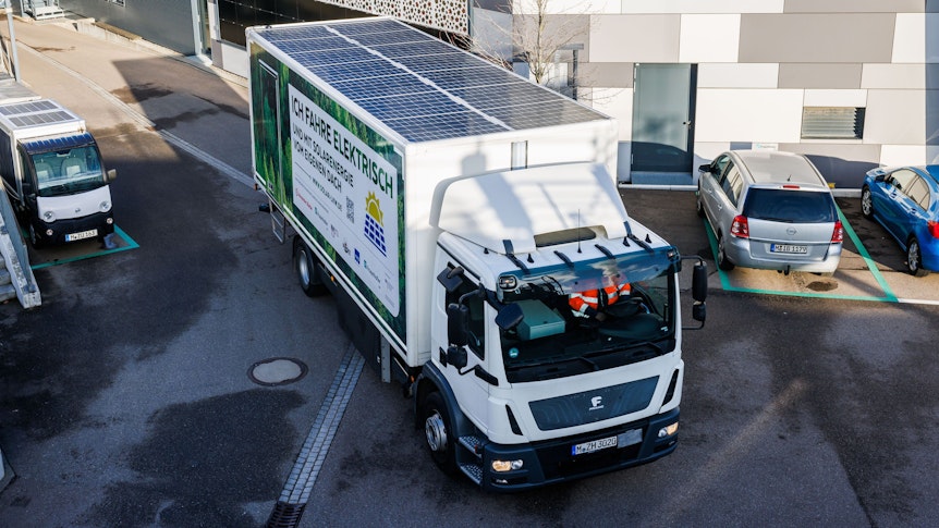 Auf dem Dach des Lkw befinden sich Solarmodule. Es handelt sich um ein Projekt des Fraunhofer-Instituts für Solare Energiesysteme (ISE).