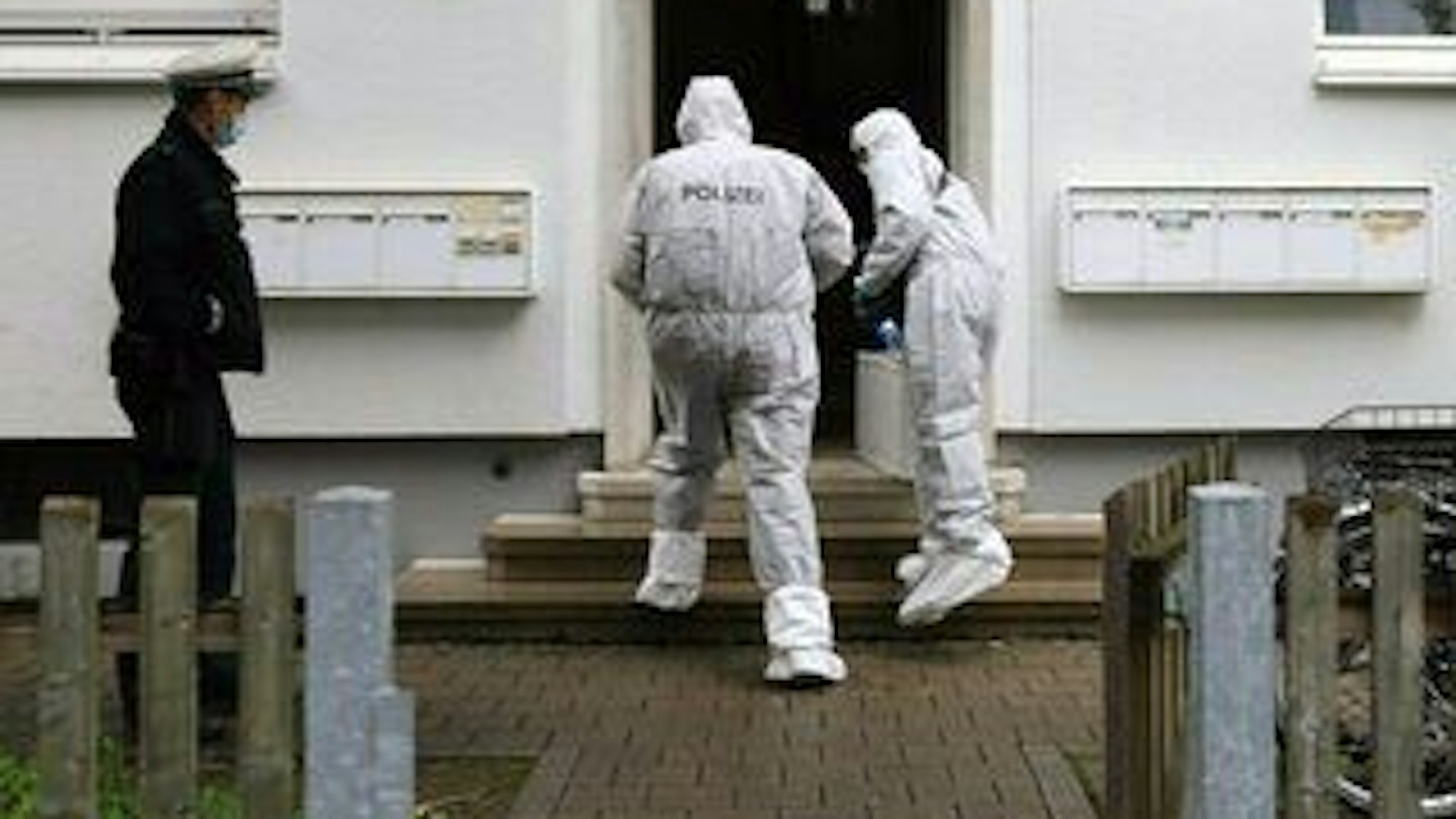 Polizeibeamte gehen zur Spurensicherung in ein Haus in Ulm, in dem die Leichen eines Kindes und einer Frau sowie ein schwer verletzter Mann gefunden worden waren.