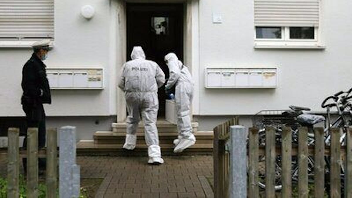 Polizeibeamte gehen zur Spurensicherung in ein Haus in Ulm, in dem die Leichen eines Kindes und einer Frau sowie ein schwer verletzter Mann gefunden worden waren.&nbsp;