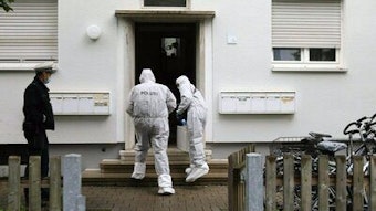 Polizeibeamte gehen zur Spurensicherung in ein Haus in Ulm.