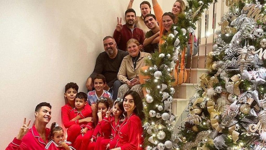 Cristiano Ronaldo postete ein Foto von seinem Weihnachtsfest auf Instagram. Dabei fiel den Fans ein grünes Geschenk besonders ins Auge.