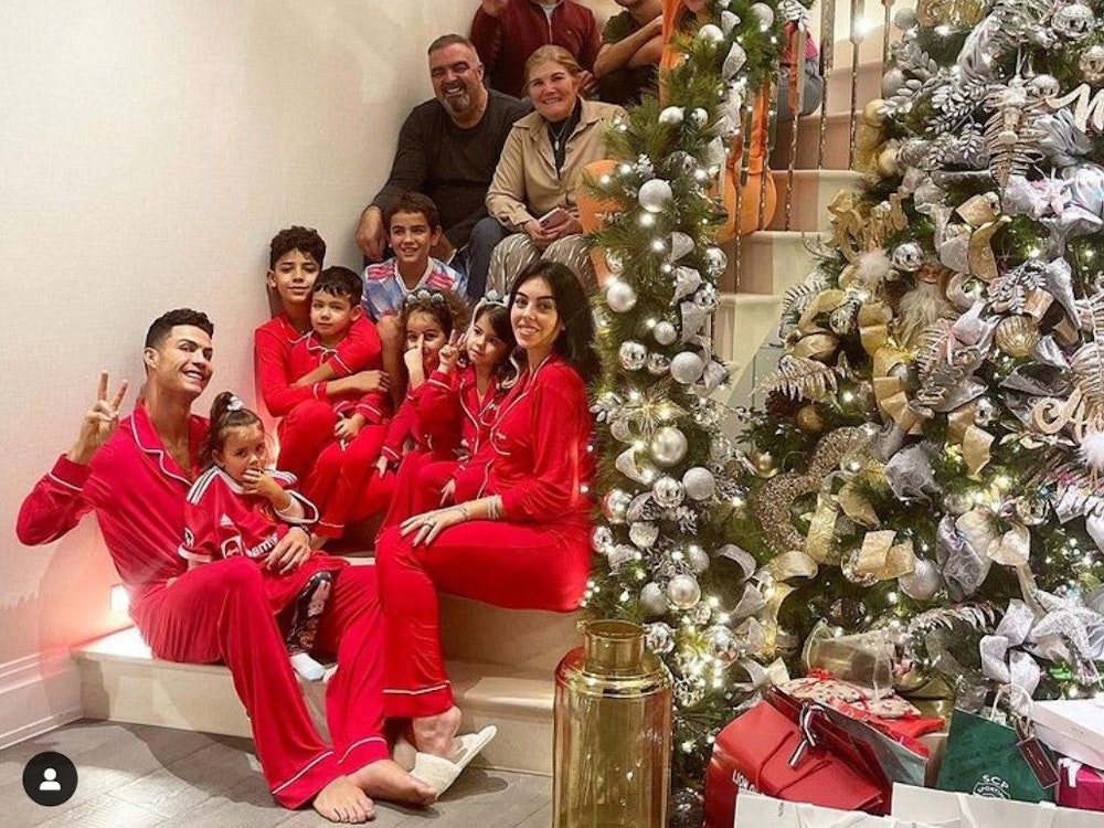 Cristiano Ronaldo postete ein Foto von seinem Weihnachtsfest auf Instagram. Dabei fiel den Fans ein grünes Geschenk besonders ins Auge.