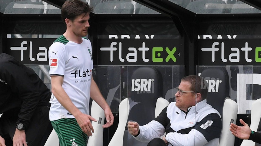 Jonas Hofmann (Borussia Moenchengladbach), li., klatscht Manager Max Eberl (Borussia Moenchengladbach) ab 15.05.2021