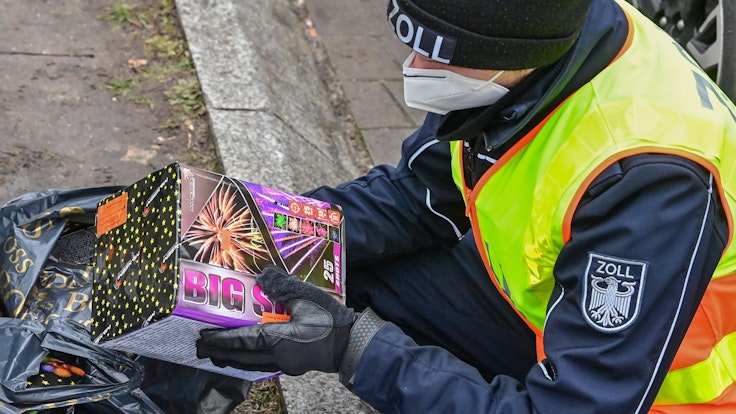 Ein Zollbeamter am 14. Dezember 2021 bei der Kontrolle an der deutsch-polnischen Grenze. Handelt es sich um illegales Feuerwerk?