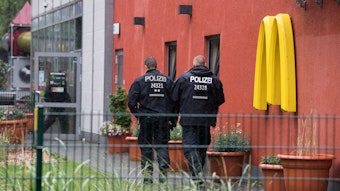 Polizeibeamte gehen am 29.06.2017 in ein Restaurant der Kette McDonald's in Berlin-Kreuzberg.