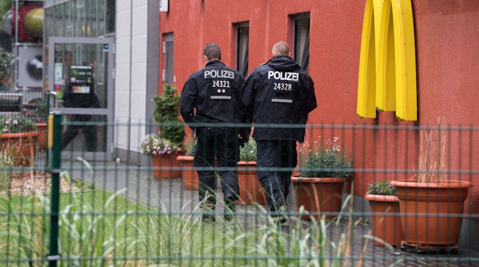 Polizeibeamte gehen am 29.06.2017 in ein Restaurant der Kette McDonald's in Berlin-Kreuzberg.