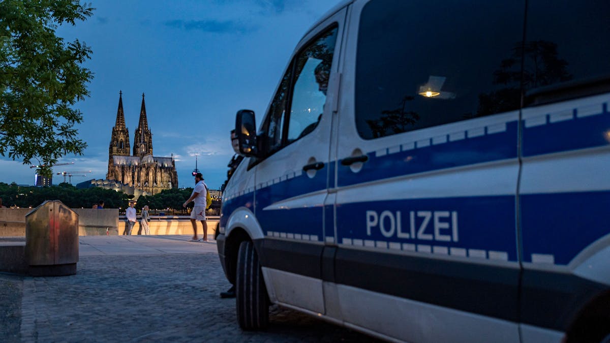 Ein Mannschaftswagen der Kölner Polizei steht während der andauernden Corona-Krise am Rheinboulevard im Kölner Stadtteil Deutz.&nbsp;