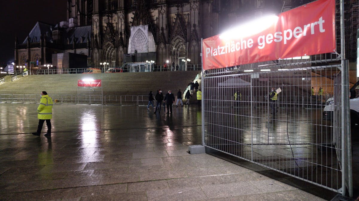 Sicherheitskräfte kontrollieren am Silvesterabend auf dem Bahnhofsvorplatz den Zugang zur Altstadt und zum Rhein. 