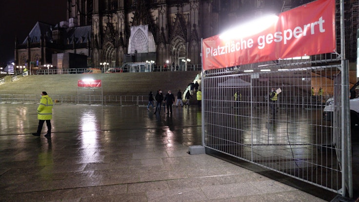 Sicherheitskräfte kontrollieren am Silvesterabend auf dem Bahnhofsvorplatz den Zugang zur Altstadt und zum Rhein.