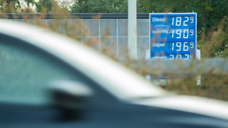 Diesel und Benzin werden ab Januar 2022 teurer. Unser Symbolfoto zeigt die Preise an einer Tankstelle an der A7 im Landkreis Hildesheim (aufgenommen am 21. Oktober 2021)