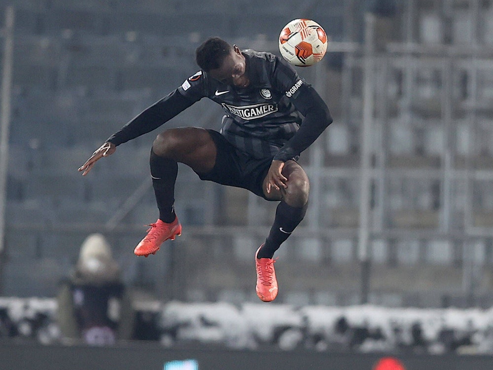 Kelvin Yeboah steht bei seinem Kopfball förmlich in der Luft.