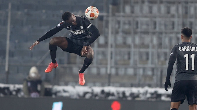 Kelvin Yeboah steht bei seinem Kopfball förmlich in der Luft.
