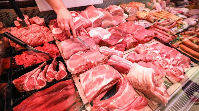 Der SPD-Juso Julius Siebert fordert ein strikteres Fleischverbot. Problem: Bei ihm gab es zu Weihnachten ordentlich Fleisch auf den Teller. Unser undatiertes Symbolfoto zeigt eine Fleischtheke in einem Supermarkt.
