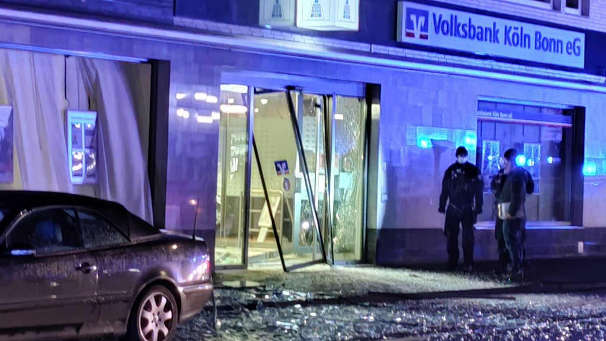 Zerstörte Bankfiliale auf der Olpener Straße.