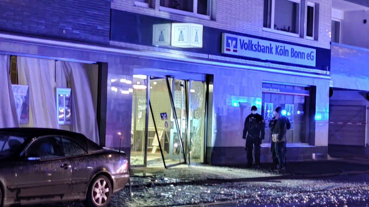 Zerstörte Bankfiliale auf der Olpener Straße.