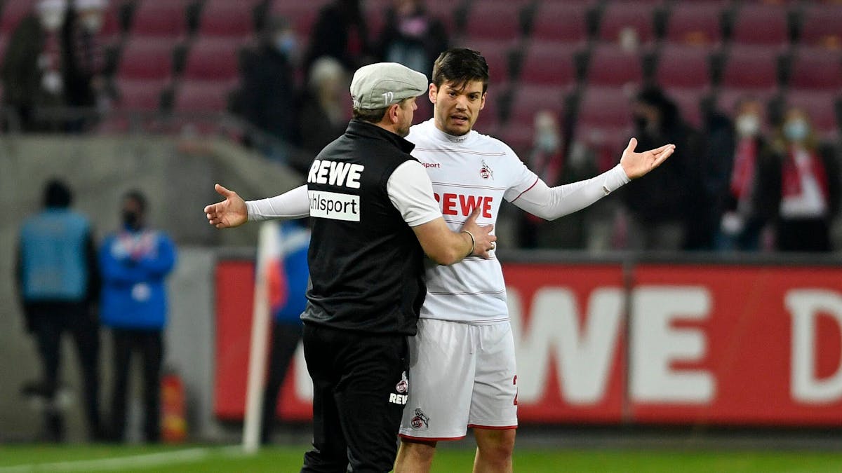 Jorge Meré diskutiert beim 1. FC Köln mit Steffen Baumgart.