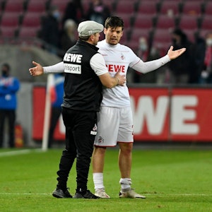 Jorge Meré diskutiert beim 1. FC Köln mit Steffen Baumgart.