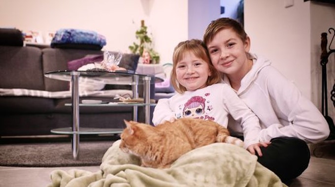 Julia und Dominique Bersuch mit ihrer Katze Bonnie, die nach dreieinhalb Jahren zur Familie zurückkehrte.