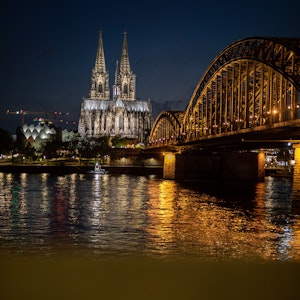 18.05.2021, Köln: Der angestrahlte Kölner Dom (Hohe Domkirche St. Petrus) leuchtet in der Nacht. I
