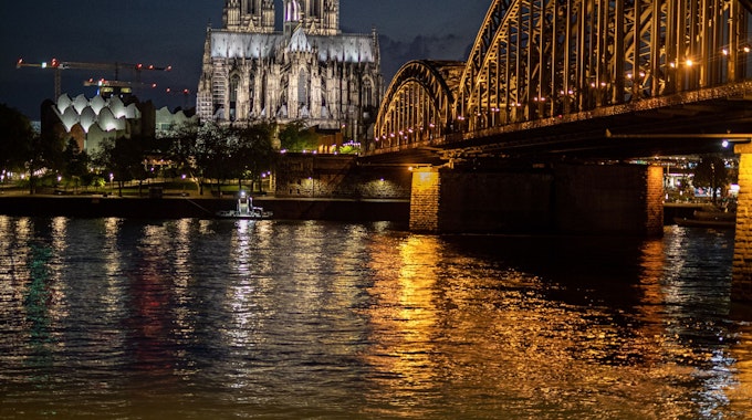 18.05.2021, Köln: Der angestrahlte Kölner Dom (Hohe Domkirche St. Petrus) leuchtet in der Nacht. I