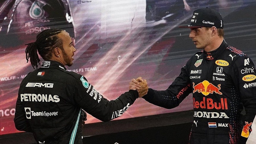 Lewis Hamilton gratuliert Max Verstappen zum Weltmeister-Titel.