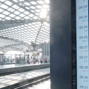 Zahlreiche Zugausfälle auf einer Anzeigetafel am Kölner Hauptbahnhof