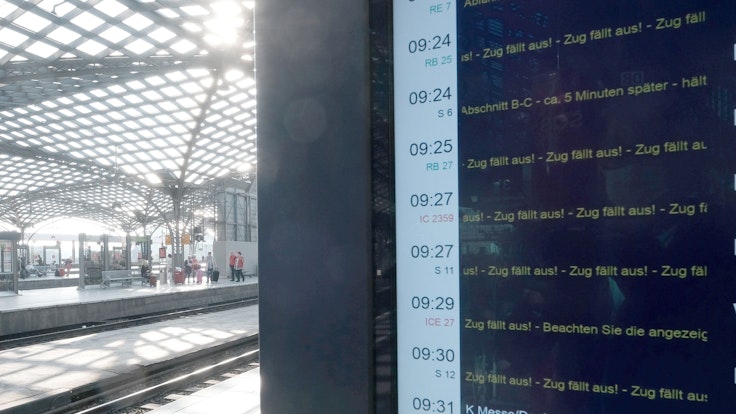 Zahlreiche Zugausfälle auf einer Anzeigetafel am Kölner Hauptbahnhof