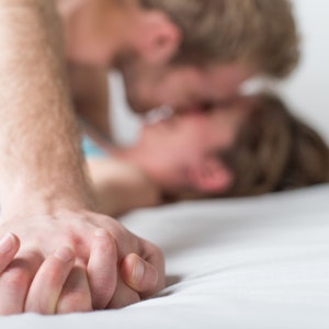 Ein Mann und eine Frau liegen im Bett. Das Bild wurde am 22. Januar 2018 aufgenommen.