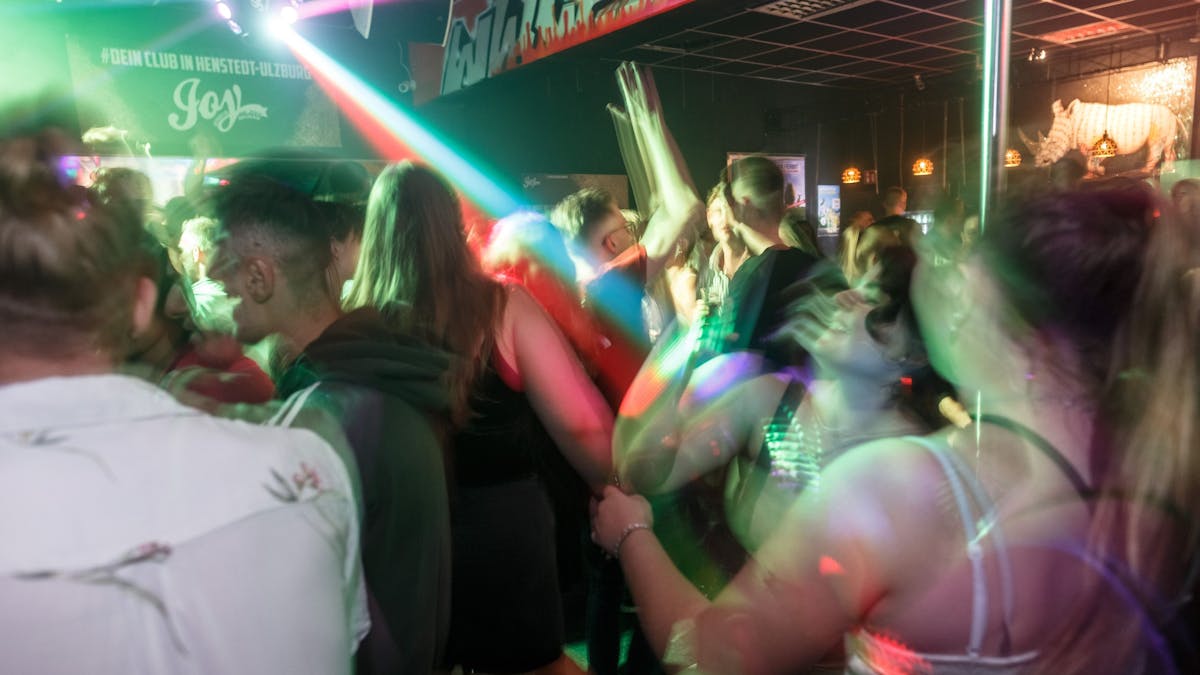 Besucher tanzen am 24. Juli 2021 in der Diskothek „Joy“ im schleswig-holsteinischen Henstedt-Ulzburg.