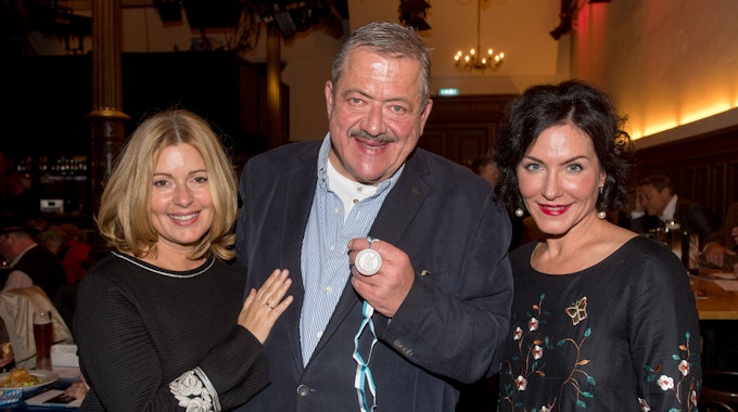 Die Schauspieler der TV-Serie „Rosenheim-Cops“ Karin Thaler (l-r), Joseph Hannesschläger und Marisa Burger halten ihre Auszeichnung in den Händen.