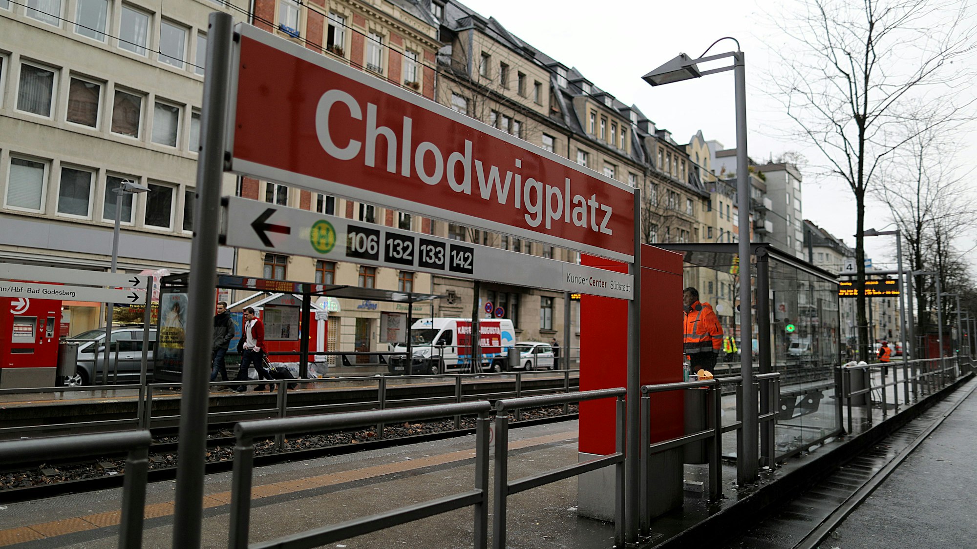 Ein Schild steht an der Haltestelle Chlodwigplatz.