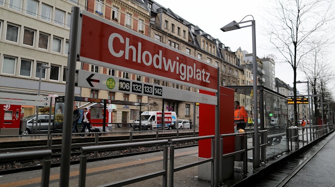 Ein Schild steht an der Haltestelle Chlodwigplatz.