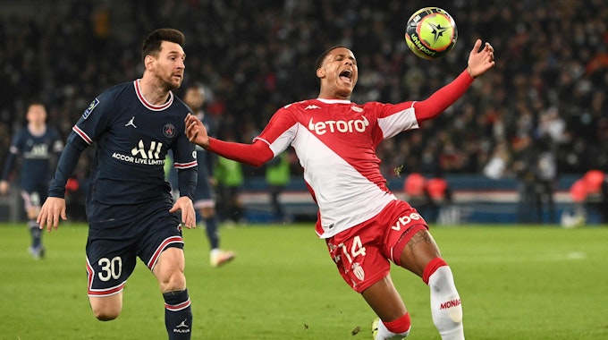 Ismail Jakobs spielt mit der AS Monaco gegen Lionel Messi und Paris Saint-Germain.