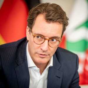 Hendrik Wüst (CDU), Ministerpräsident von Nordrhein-Westfalen, während eines Interviews