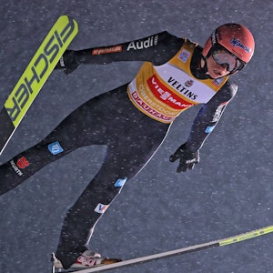 Karl Geiger bei seinem Sprung in Oberstdorf
