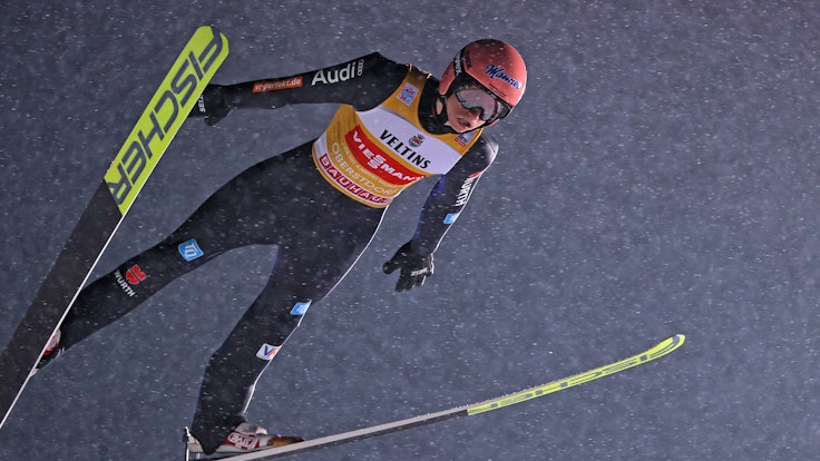 Karl Geiger bei seinem Sprung in Oberstdorf