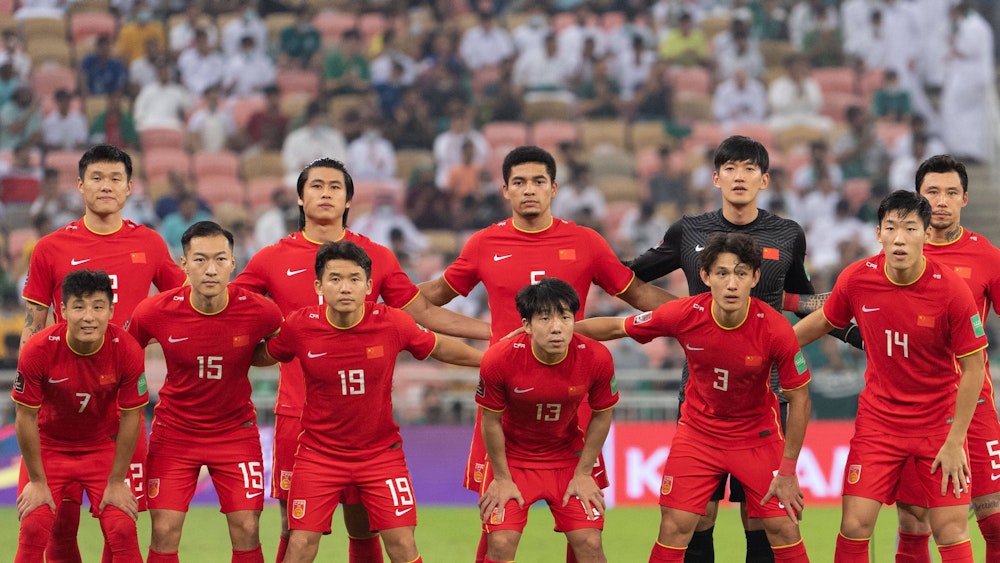 Die chinesische Nationalmannschaft posiert vor einem Spiel für ein Foto.