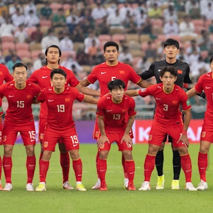 Die chinesische Nationalmannschaft posiert vor einem Spiel für ein Foto.