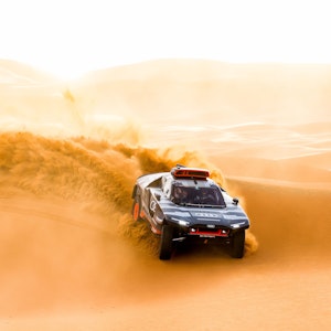 Audi RS Q e-tron in der Wüste.