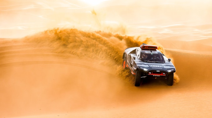 Audi RS Q e-tron in der Wüste.