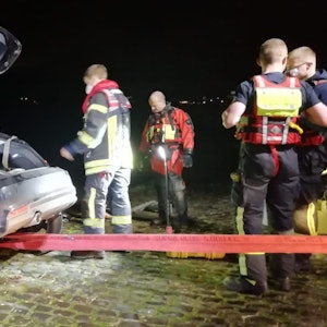 Kölner Rettungskräfte ziehen am 30. Dezember 2021 ein Auto aus dem Rhein. Der Fahrer hatte vergessen, die Automatik auf „P“ zu stellen.