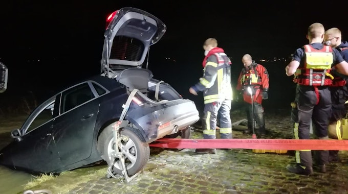 Kölner Rettungskräfte ziehen am 30. Dezember 2021 ein Auto aus dem Rhein. Der Fahrer hatte vergessen, die Automatik auf „P“ zu stellen.