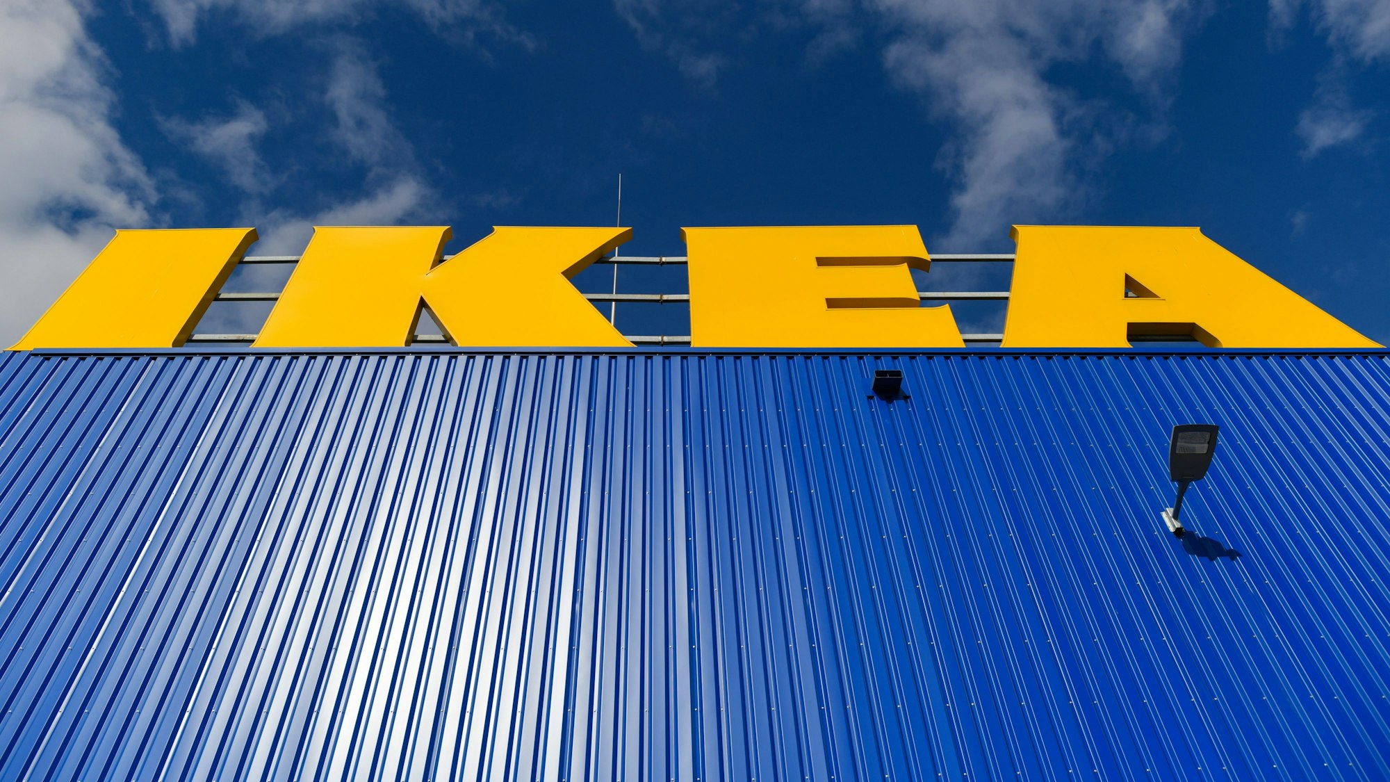 Ikea-Kunden müssen sich auf deutlich höhere Preise einstellen. Hier ein Symbolfoto von einem Einrichtungshaus in Brandenburg 2020.